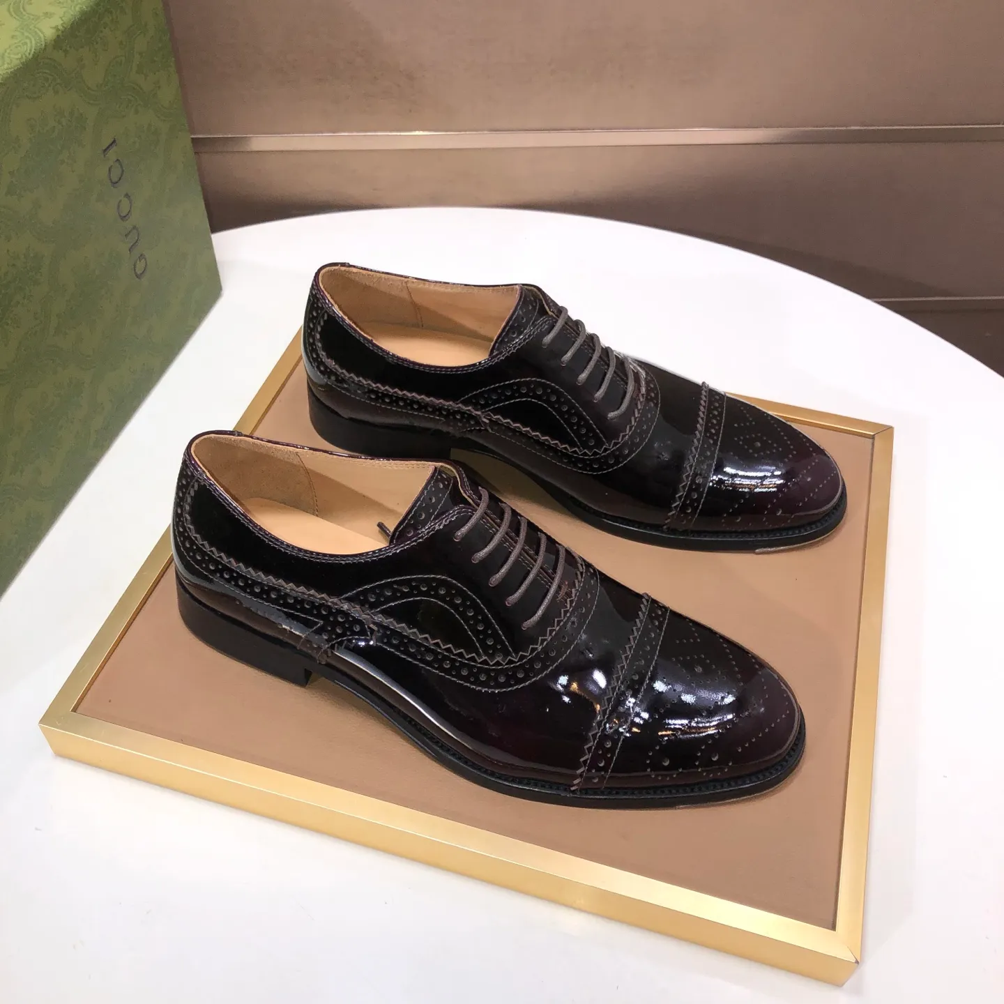 Men's shoes 💰660💰 Brand: GUCCI (Gucci) Standard code: Men's size 38/44 (45/46 can be customized) Grade: Same as the official website Original quality Material: Original cowhide Water-dyed cowhide lining Original rubber outsole Style category: Men's fashionable casual leather shoes Distinguished big-name luxury elements top luxury Color: Actual picture